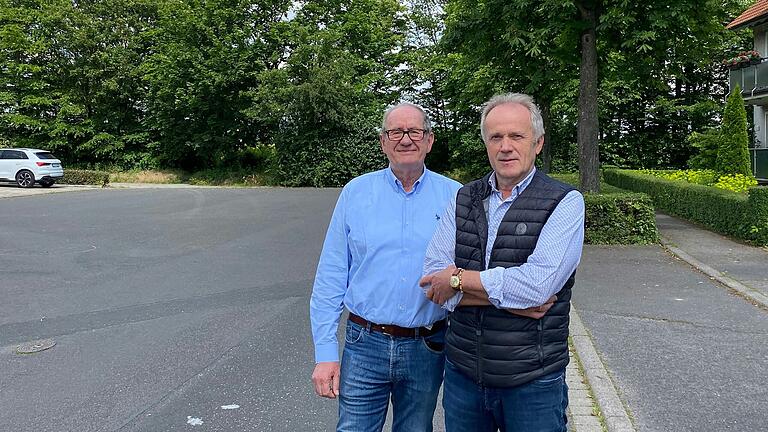 Eberhard Wunderlich und Wolfgang Laschka stehen am Wendehammer der Wilhelm-Hoegner-Straße in Estenfeld bei Würzburg. Hinter ihnen der Grünstreifen, der für die Zufahrt verschwinden soll. Eberhard Wunderlich und Wolfgang Laschka stehen am Wendehammer der Wilhelm-Hoegner-Straße in Estenfeld bei Würzburg. Hinter ihnen der Grünstreifen, der für die Zufahrt verschwinden soll.