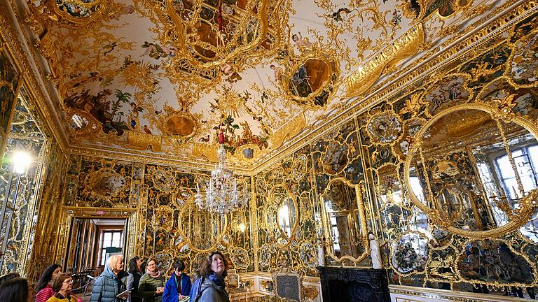 Blick ins Spiegelkabinett in der Würzburger Residenz. Der Würzburger Künstler Wolfgang Lenz war maßgeblich an der Rekonstruktion beteiligt. Fast 600 Glasscheiben hat er bemalt. Blick ins Spiegelkabinett in der Würzburger Residenz. Der Würzburger Künstler Wolfgang Lenz war maßgeblich an der Rekonstruktion beteiligt. Fast 600 Glasscheiben hat er bemalt.