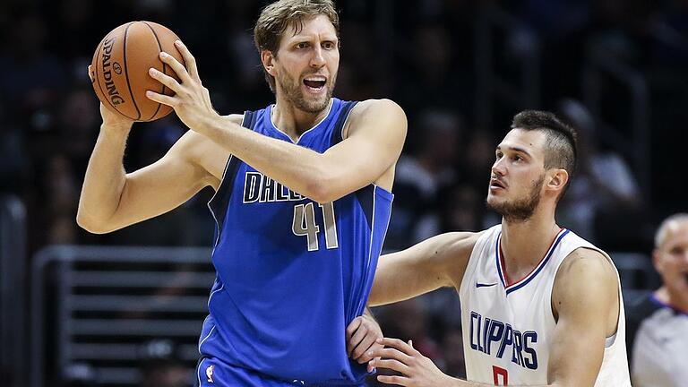 Am Ball       -  Dirk Nowitzki setzt sich gegen Danilo Gallinari von den Clippers durch.