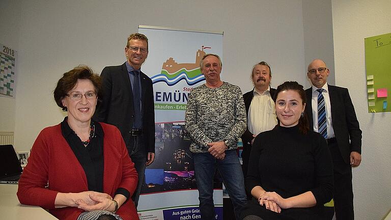 Die Geschäftsführerinnen des Stadtmarketingvereins &bdquo;Gemünden aktiv&ldquo; sind Else Platzer und Helena Neuf (vorne, von links). Als Vorsitzende fungieren Günther Felbinger, Rainer Mentges und Jürgen Sommerer, hier im Bild mit Bürgermeister Jürgen Lippert. Die Stadt als Körperschaft und Zuschussgeber ist mit einem Vertreter im Gesamtvorstand vertreten.