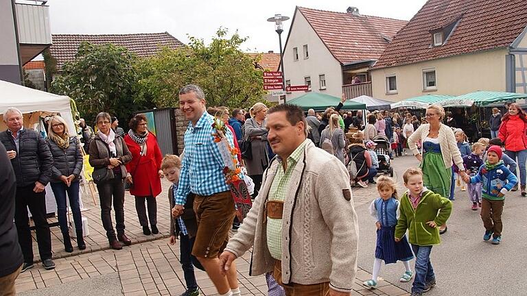 Bürgermeister Peter Kraus und Klaus Sterlings, Organisator des Bauernmarktes, inmitten des Festzuges.