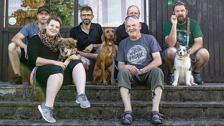 Die Sieger des Hunderennens mit Ausbildungswart Peter Dücker und dem 1. Vorsitzenden Joachim Hofgesang.