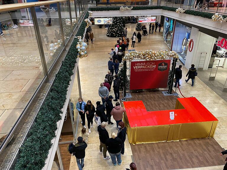 Auch am Impfzentren in der Stadtgalerie mussten die Impflinge am Freitag Schlange stehen.