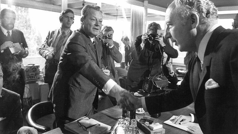Handschlag statt Vertrag: Die Koalitionsverhandlungen zur SPD-FDP-Koalition 1969 haben für Franz Müntefering heute noch Vorbildcharakter. Handschlag statt Vertrag: Die Koalitionsverhandlungen zur SPD-FDP-Koalition 1969 haben für Franz Müntefering heute noch Vorbildcharakter.