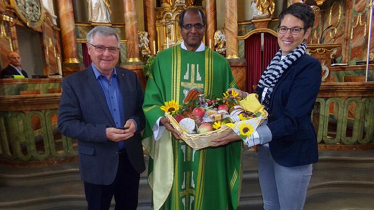 In der Rittershäuser Kirche nehmen Melanie Korbmann und Erwin Hemm Abschied nehmen von Pater Joseph.