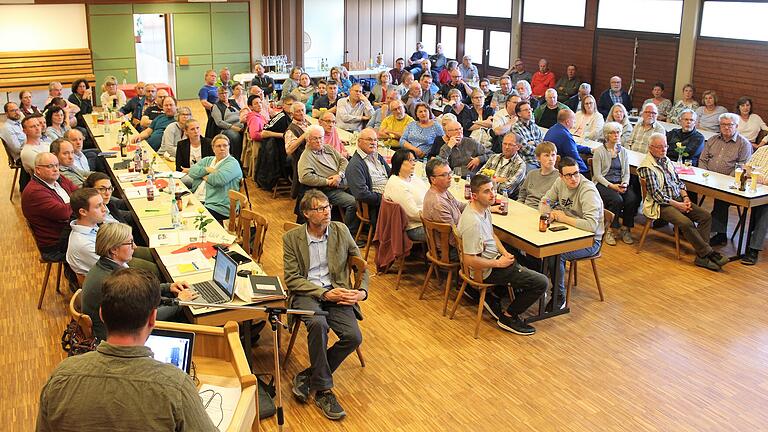 Reger Andrang herrschte bei der Bürgerversammlung in Abtswind. Dort stellte Ingenieur Max Wunderle (links) die Studie zur Kläranlage vor. Reger Andrang herrschte bei der Bürgerversammlung in Abtswind. Dort stellte Ingenieur Max Wunderle (links) die Studie zur Kläranlage vor.