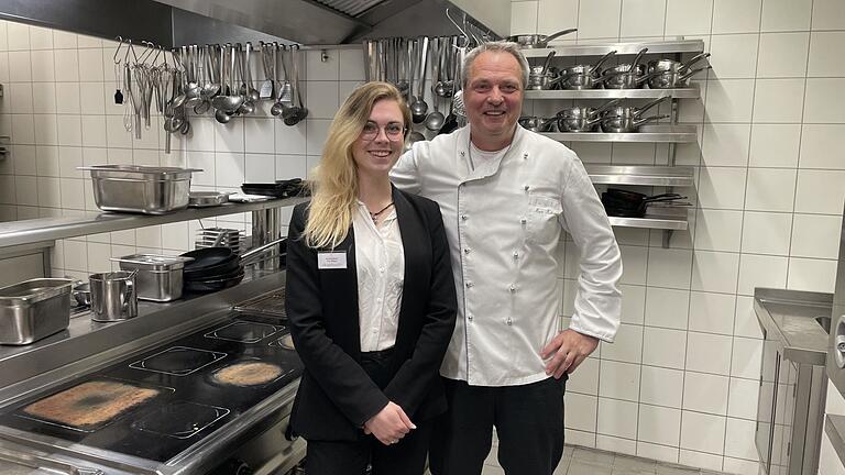 Der Chef des Restaurants Kugelmühle in Schweinfurt Max Matreux mit seiner Auszubildenden Yasmin Wilke.