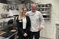 Der Chef des Restaurants Kugelmühle in Schweinfurt Max Matreux mit seiner Auszubildenden Yasmin Wilke.