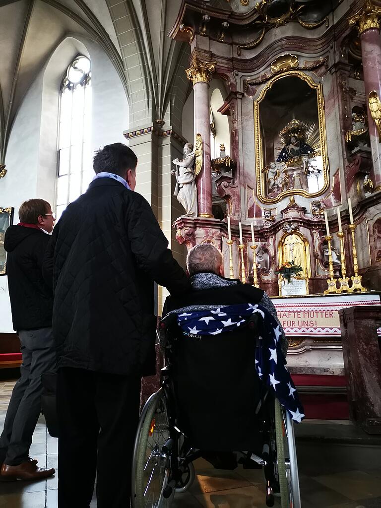 Einmal das Gnadenbild der Muttergottes in der Dettelbacher Wallfahrtskirche sehen, war ein letzter Wunsch von Rudolf Pagel aus Mittelstreu. Dieser Wunsch wurde ihm mit Hilfe des ASB-Wünschewagens erfüllt. Einmal das Gnadenbild der Muttergottes in der Dettelbacher Wallfahrtskirche sehen, war ein letzter Wunsch von Rudolf Pagel aus Mittelstreu. Dieser Wunsch wurde ihm mit Hilfe des ASB-Wünschewagens erfüllt.