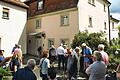 Die Exkursionsteilnehmer vor der ehemaligen Synagoge in Aschbach. Links das frühere Gebäude der israelitischen Religions- und Elementarschule.