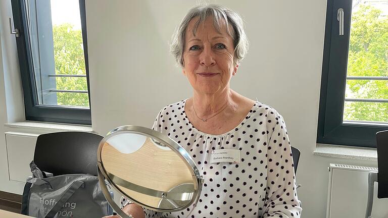 Barbara Manthey hält Kosmetikseminar für Krebspatientinnen in der Onkologie des MVZ am Leopoldina-Krankenhaus in Schweinfurt. Barbara Manthey hält Kosmetikseminar für Krebspatientinnen in der Onkologie des MVZ am Leopoldina-Krankenhaus in Schweinfurt. 