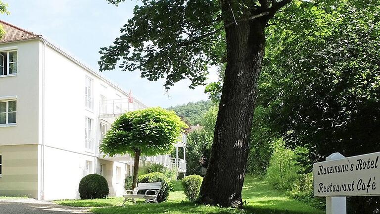 Vom Badehaus zum Haus Lioba im Kurpark in Bad Bocklet soll der neue Wandelgang entstehen. Das Foto zeigt den Blick auf das Haus Lioba, der geschlossene Wandelgang entsteht auf dem Weg.  Foto: Björn Hein       -  Vom Badehaus zum Haus Lioba im Kurpark in Bad Bocklet soll der neue Wandelgang entstehen. Das Foto zeigt den Blick auf das Haus Lioba, der geschlossene Wandelgang entsteht auf dem Weg.  Foto: Björn Hein