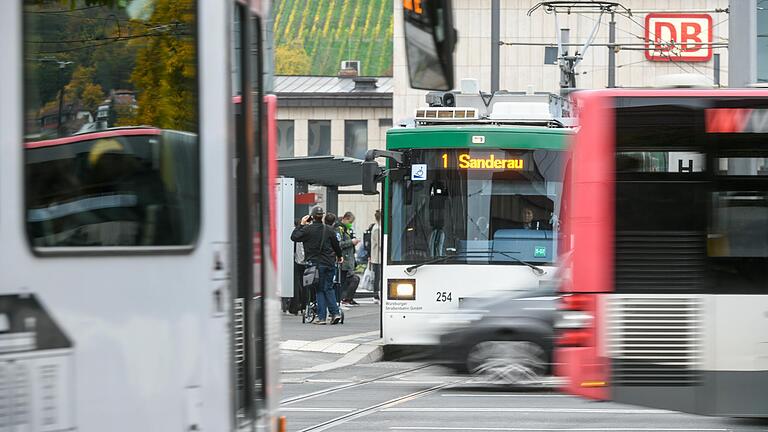 Bus, Bahn, Straba: Mit dem neuen Deutschlandticket lässt sich ab Mai der komplette Regionalverkehr im Land für 49 Euro im Monat nutzen. Für Studierende und Azubis soll ab September ein 29-Euro-Ticket eingeführt werden. Bus, Bahn, Straba: Mit dem neuen Deutschlandticket lässt sich ab Mai der komplette Regionalverkehr im Land für 49 Euro im Monat nutzen. Für Studierende und Azubis soll ab September ein 29-Euro-Ticket eingeführt werden.