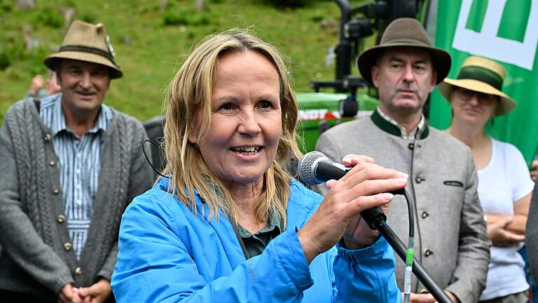 Hauptalmbegehung       -  Bundesumweltministerin Steffi Lemke und Bayerns Wirtschaftsminister Hubert Aiwanger treffen bei der Hauptalmbegehung aufeinander.