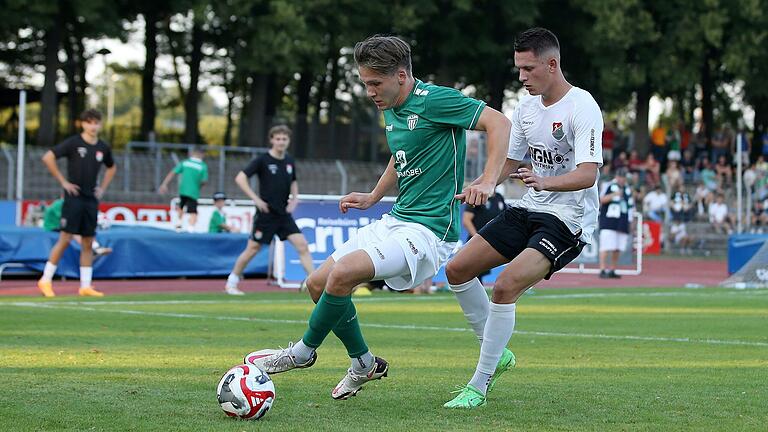 Lukas Mrozek (rechts) und der TSV Aubstadt empfangen in der Fußball-Regionalliga Bayern den FC 05 Schweinfurt um Sebastian Müller (links). Lukas Mrozek (rechts) und der TSV Aubstadt empfangen in der Fußball-Regionalliga Bayern den FC 05 Schweinfurt um Sebastian Müller (links).