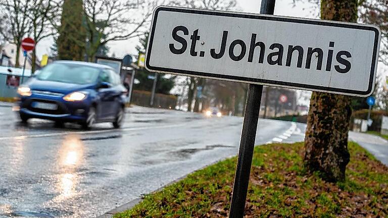 Drei Tote und ein Verletzter nach Schüssen in Bayreuth       -  Das Beziehungsdrama geschah in dem Bayreuther Stadtteil St. Johannis. Polizeibeamte begutachteten auch am Tag nach der Tat den Tatort.