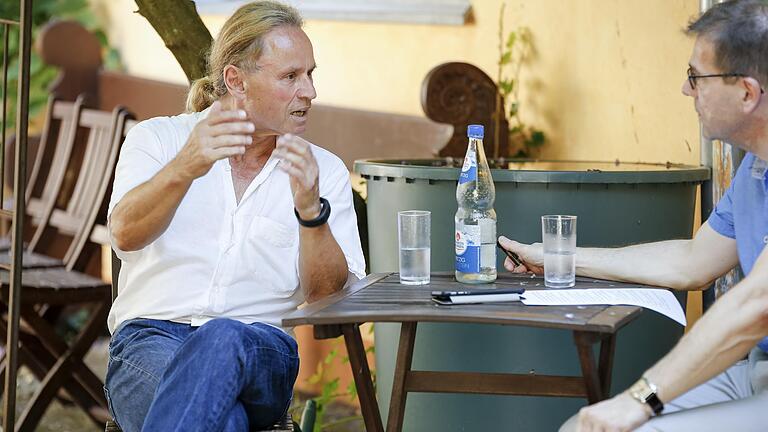 Treffen in 'Würzburgs schönstem Innenhof': Gerd Michel (links) im Gespräch mit Redakteur Torsten Schleicher. Foto: Johannes Kiefer