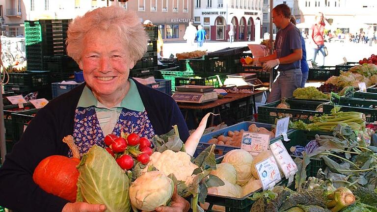 Ein Original auf dem Grünen Markt in Würzburg: Marktfrau Hermine Gernert, hier auf einem Foto von 2009.&nbsp;