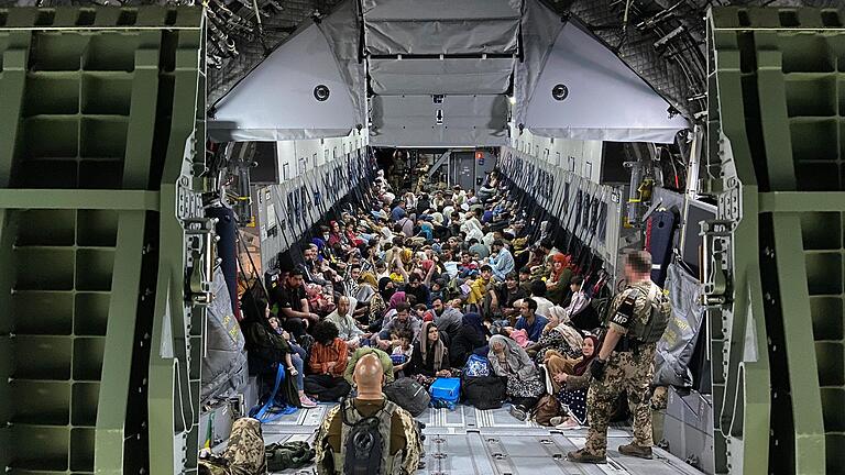 Nach ihrem Truppenabzug aus Afghanistan vor zwei Jahren hat die Bundesregierung zugesagt, afghanische Ortskräfte und deren Familien aufzunehmen. Das Foto von 2021 zeigt Flüchtlinge in einem Airbus der Bundeswehr. Nach ihrem Truppenabzug aus Afghanistan vor zwei Jahren hat die Bundesregierung zugesagt, afghanische Ortskräfte und deren Familien aufzunehmen. Das Foto von 2021 zeigt Flüchtlinge in einem Airbus der Bundeswehr. 