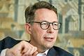 Hofft, dass die Würzburger Julius-Maximilians-Universität die dritte bayerische Exzellenz-Universität nach TU und LMU in München wird: Wissenschaftsminister Markus Blume (CSU).