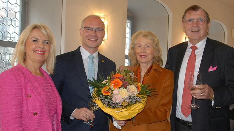 Landrätin Tamara Bischof (von links) und Iphofens Bürgermeister Dieter Lenzer bedankten sich bei Ingeborg Knauf mit Blumen und würdigten beim Rathausempfang die unternehmerischen und kommunalpolitischen Leistungen von Ehrenbürger Baldwin Knauf.