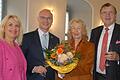 Landrätin Tamara Bischof (von links) und Iphofens Bürgermeister Dieter Lenzer bedankten sich bei Ingeborg Knauf mit Blumen und würdigten beim Rathausempfang die unternehmerischen und kommunalpolitischen Leistungen von Ehrenbürger Baldwin Knauf.