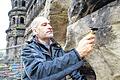 Steinexperte: Walter Hartleitner untersucht die Porta Nigra.