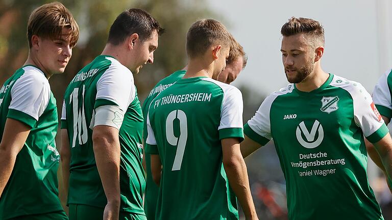 Jubel nach dem 4:0 von Leon Seebach (Mitte): Der FV Thüngersheim gewann sein Heimspiel in der Fußball-Kreisklasse Würzburg 4 gegen den SV Bischbrunn deutlich und übernahm dadurch die Tabellenführung in der Liga. Jubel nach dem 4:0 von Leon Seebach (Mitte): Der FV Thüngersheim gewann sein Heimspiel in der Fußball-Kreisklasse Würzburg 4 gegen den SV Bischbrunn deutlich und übernahm dadurch die Tabellenführung in der Liga.