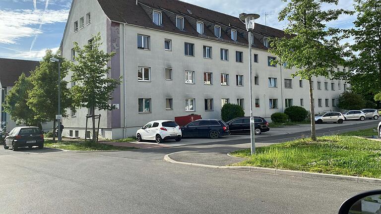 In diesem Haus in der Rottendorfer Straße in Würzburg wurde im Mai 2022 eine junge Frau in ihrer eigenen Wohnung attackiert: Nun ist ein Handwerker, der dort arbeitete, des versuchten Mordes angeklagt. In diesem Haus in der Rottendorfer Straße in Würzburg wurde im Mai 2022 eine junge Frau in ihrer eigenen Wohnung attackiert: Nun ist ein Handwerker, der dort arbeitete, des versuchten Mordes angeklagt.