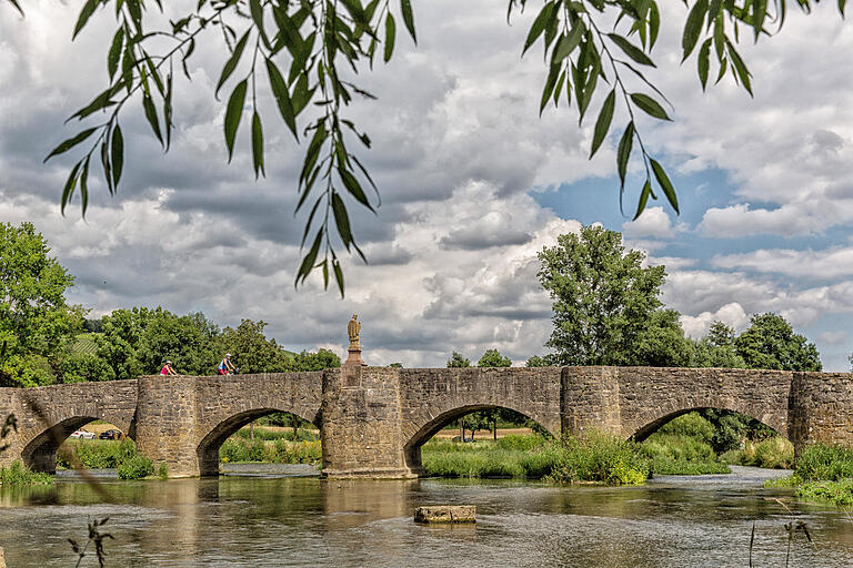 Die historische Tauberbrücke in Tauberrettersheim (Lkr. Würzburg): Auch für dieses Baudenkmal zeichnet sich Balthasar Neumann verantwortlich. Die historische Tauberbrücke in Tauberrettersheim (Lkr. Würzburg): Auch für dieses Baudenkmal zeichnet sich Balthasar Neumann verantwortlich.