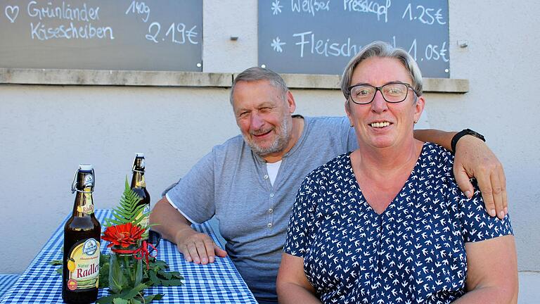 Helmut und Andrea Peter aus Wiesenbronn haben sich sehr amüsiert, als ihnen ihr kleiner Enkel Linus von einem abendlichen Einkauf mit seinem Papa Michael im Krämerladen erzählte: 'Da sind keine Verkauferlinge drin!'