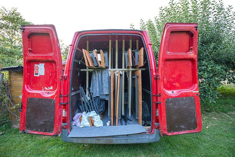 Mit dem Transporter kommen die Tische zu den Kundinnen und Kunden. Aufbau, Abbau und Reinigung übernimmt das Unternehmen 'Mein Grillevent'. Mit dem Transporter kommen die Tische zu den Kundinnen und Kunden. Aufbau, Abbau und Reinigung übernimmt das Unternehmen 'Mein Grillevent'.