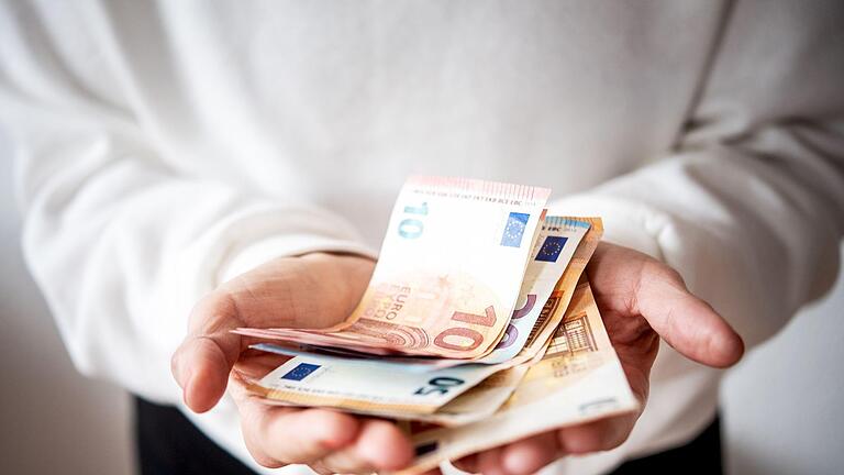 Eine Person hält Geldscheine in den Händen.jpeg - Hat man mehr oder weniger Geld in den Händen als der Rest des Landes? Wer sich diese interessante Frage bereits gestellt hat, erhält nun Antwort. Eine Person hält Geldscheine in den Händen.jpeg - Hat man mehr oder weniger Geld in den Händen als der Rest des Landes? Wer sich diese interessante Frage bereits gestellt hat, erhält nun Antwort.