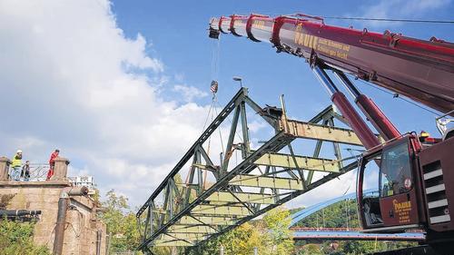 Segnitzer Mainbrücke: Schweißbrenner reißen die ersten Teile aus dem Stahlskelett       -  (mey)   Die Fahrbahn und die Geländer kamen in den vergangenen Wochen weg, am Mittwoch begann auf der alten Segnitzer Mainbrücke der Abriss des Stahlskeletts. Die ersten rund 25 Meter &ndash; nach Auskunft des künftigen Besitzers etwa 40 Tonnen schwer &ndash; schnitten Spezialisten mit dem Schweißbrenner ab. Ab 12.30 Uhr flogen vor den Augen von etlichen Zuschauern die Funken, um 14.30 Uhr sackte das von einem schweren Autokran gehaltene Brückenteil leicht ab, um 15 Uhr war die Landung des Stahlungetüms am Ufer perfekt. Ein zweites, etwa gleich großes Teil kam wenig später ebenfalls unter den Schweißbrenner, um dann an Land befördert zu werden. Neuer Eigentümer ist Holger Metzger. Der junge Mann aus der Logistikbranche &ndash; beheimatet im Ochsenfurter Gau &ndash; macht allerdings noch ein Geheimnis aus der künftigen Verwendung der Brückenteile. Diese würden aber erhalten, erklärte er. Der Segnitzer Bürgermeister Rudolf Löhr ließ durchblicken, dass das Stahlskelett gastronomischen Zwecken dienen könnte. Apropos Löhr: Der Segnitzer Ortschef würde gerne ein Stützdreieck des Übergangs zum Nachbarn Marktbreit mitten in den neuen Kreisel stellen, stößt aber bislang nach eigenen Worten auf wenig Gegenliebe beim Straßenbauamt. Mehr Fotos im Internet: http://kitzingen.mainpost.de