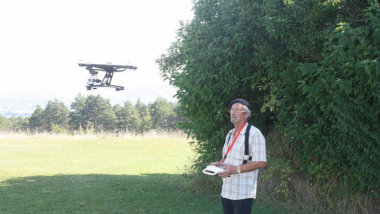 Markus Kuschel steuert klassische Helikoptermodelle aber auch Multicopter, die der Gegenstand der Diskussion sind. Strengere Vorschriften ergeben aus seiner Sicht nur außerhalb der Modelflugplätze Sinn. Foto: Sebastian Elsässer - Markus Kuschel steuert klassische Helikoptermodelle aber auch Multicopter, die der Gegenstand der Diskussion sind. Strengere Vorschriften ergeben aus seiner Sicht nur außerhalb der Modelflugplätze Sinn. Foto: Sebastian Elsässer Markus Kuschel steuert klassische Helikoptermodelle aber auch Multicopter, die der Gegenstand der Diskussion sind. Strengere Vorschriften ergeben aus seiner Sicht nur außerhalb der Modelflugplätze Sinn. Foto: Sebastian Elsässer - Markus Kuschel steuert klassische Helikoptermodelle aber auch Multicopter, die der Gegenstand der Diskussion sind. Strengere Vorschriften ergeben aus seiner Sicht nur außerhalb der Modelflugplätze Sinn. Foto: Sebastian Elsässer