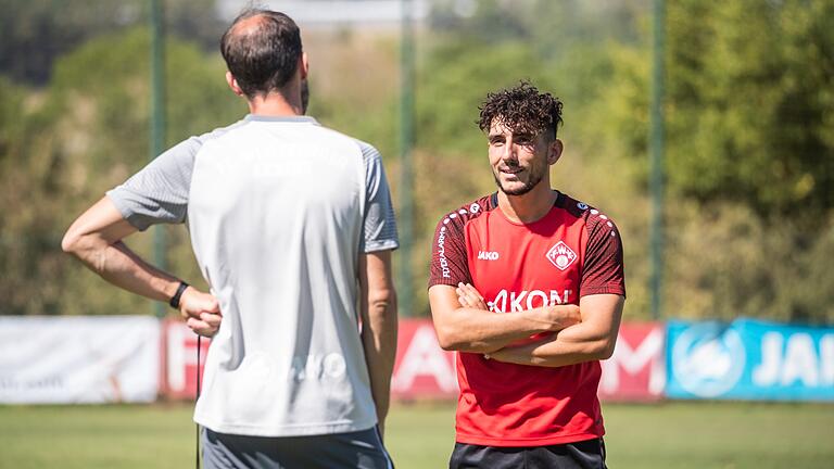 Ein neuer Mann für die Offensive der Würzburger Kickers? Domenico Alberico im Gespräch mit Trainer Marco Wildersinn.