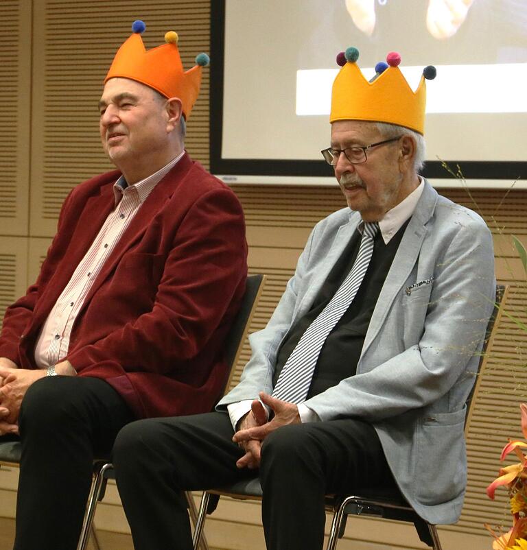 Rainer Kinzkofer (rechts) und Bernhard Schlereth sind die ersten, die zu Ehrenmitgliedern ernannt wurden. Geschäftsführerin Ingrid Schinagl setzte ihnen standesgemäß eine Krone auf. Rainer Kinzkofer (rechts) und Bernhard Schlereth sind die ersten, die zu Ehrenmitgliedern ernannt wurden. Geschäftsführerin Ingrid Schinagl setzte ihnen standesgemäß eine Krone auf.