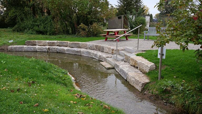 Der neue Wasserspielplatz an der Weth in Oberpleichfeld kommt bei der Bevölkerung prima an. Dass wieder 'ein Zugang zum Wasser' geschaffen wurde, gefällt Kindern und Erwachsenen gleichermaßen. Der neue Wasserspielplatz an der Weth in Oberpleichfeld kommt bei der Bevölkerung prima an. Dass wieder 'ein Zugang zum Wasser' geschaffen wurde, gefällt Kindern und Erwachsenen gleichermaßen. 