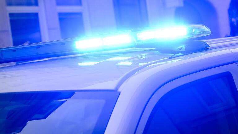 Blaulicht       -  Mit drei Promille stieg ein Mann ins Auto, später hat er keinen Führerschein mehr. (Symbolbild)