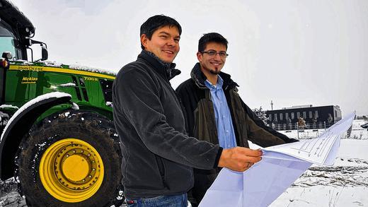 Neubau-Plan steht: Rund zwei Millionen Euro investiert Nicklas Landtechnik am Standort Hofheim. Im Industriegebiet sollen im Frühjahr die Bauarbeiten für den neuen Unternehmenssitz beginnen. Im Bild betrachten Prokurist Johannes Precht (links) und Markus Nicklas den Plan.