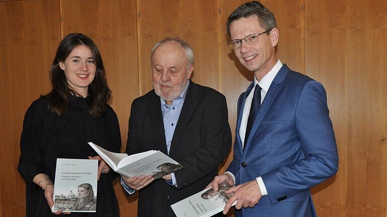 Max-Rainer Uhrig (Mitte) übergab eine persönliche Ausgabe seines Werkes dem Oberbürgermeister der Stadt Schweinfurt, Sebastian Remelé (rechts), und Katharina Christ (links), Leiterin des Kulturforums.