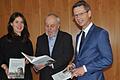 Max-Rainer Uhrig (Mitte) übergab eine persönliche Ausgabe seines Werkes dem Oberbürgermeister der Stadt Schweinfurt, Sebastian Remelé (rechts), und Katharina Christ (links), Leiterin des Kulturforums.