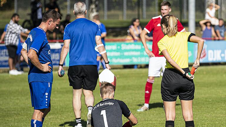 Statt mit Gelben und Roten Karten hantieren die Schiedsrichter, wie hier Davina Haupt in der Bezirksliga-Partie zwischen Dampfach und Bad Kissingen, zur Zeit eher mit der Maus. Statt mit Gelben und Roten Karten hantieren die Schiedsrichter, wie hier Davina Haupt in der Bezirksliga-Partie zwischen Dampfach und Bad Kissingen, zur Zeit eher mit der Maus. 