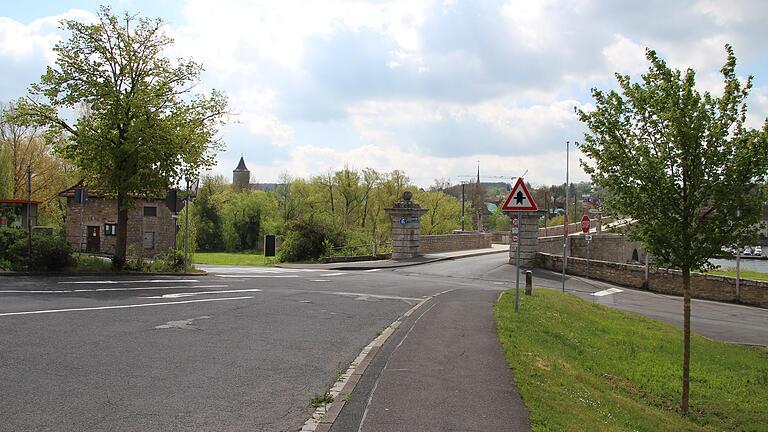 Die Einmündung von der Alten Mainbrücke in die Würzburger Straße ist Teil des Rahmenplans für die Mainufergestaltung in Ochsenfurt. Die Verkehrssituation dort ist kompliziert. Die Einmündung von der Alten Mainbrücke in die Würzburger Straße ist Teil des Rahmenplans für die Mainufergestaltung in Ochsenfurt. Die Verkehrssituation dort ist kompliziert.