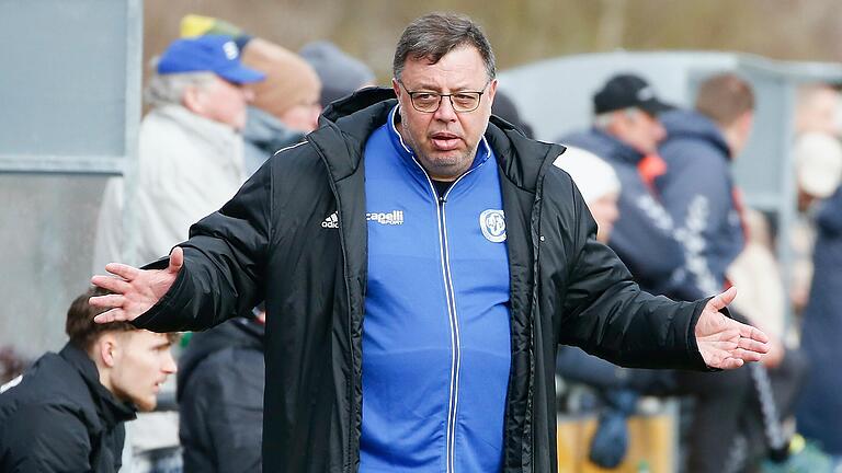 Training statt Bayernliga am Mittwoch: Für FV-Trainer Harald Funsch und seine Mannschaft fällt das Auswärtsspiel beim FC Eintracht Bamberg erneut aus. Training statt Bayernliga am Mittwoch: Für FV-Trainer Harald Funsch und seine Mannschaft fällt das Auswärtsspiel beim FC Eintracht Bamberg erneut aus.