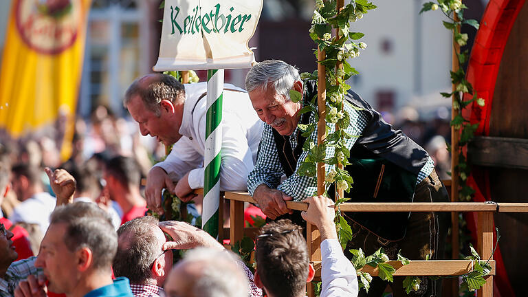 Großer Keiler-Weißbier-Frühschoppen 2023       -  Lohr am Main, Festplatz, 05.08.2023, Großer Keiler-Weißbier-Frühschoppen 2023

Bild: Die Keiler-Fanclubs treffen sich nach einem gemeinsamen Umzug im Festzelt zum Keiler-Weißbier-Frühschoppen.