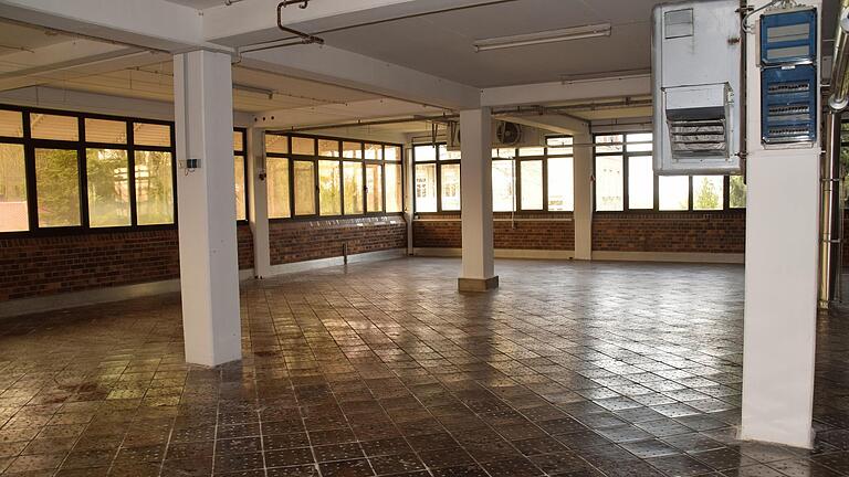 Die Hallen in der ehemaligen Bären-Schmidt-Fabrik in Mainbernheim werden wieder zu Notunterkünften. Aber auch deren Kapazität reicht kaum bis Ende des Jahres. Die Hallen in der ehemaligen Bären-Schmidt-Fabrik in Mainbernheim werden wieder zu Notunterkünften. Aber auch deren Kapazität reicht kaum bis Ende des Jahres.
