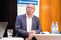 Der städtische Baureferent Ralf Brettin soll nach dem Willen des Stadtrates keine Verlängerung seines Ende Juli 2025 auslaufenden Vertrages bekommen. Im Bild ist er bei der Podiumsdiskussion von IHK und Handelsverband zum Thema Maxbrücke zu sehen, wo er die Position der Stadt erklärte.