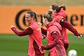 Training der Fußball Frauen-Nationalmannschaft       -  Gute-Laune-Faktor im DFB-Team: Klara Bühl (l.).
