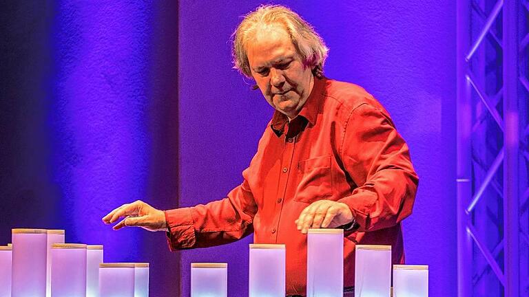 Burkhard Schmidl, Klangkünstler, Komponist und Weltmusikpionier präsentiert seine &bdquo;Soundharp&ldquo;, ein von ihm selbst entwickeltes, berührungslos spielbares Klanginstrument, bei den Karlstadter &bdquo;Kultur-Häppli&ldquo; am 2. Oktober.